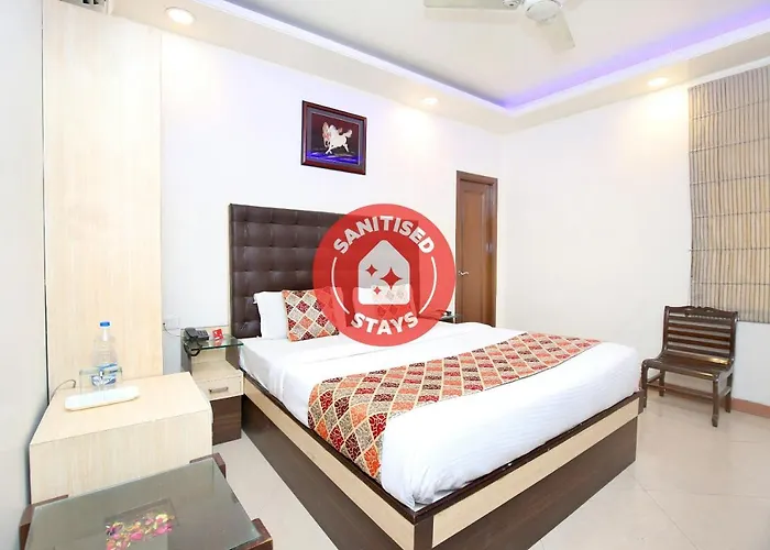 Oyo 14555 Kay Aar Regency