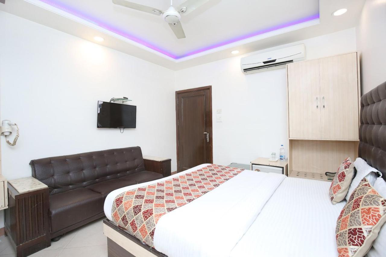 Oyo 14555 Kay Aar Regency 3*