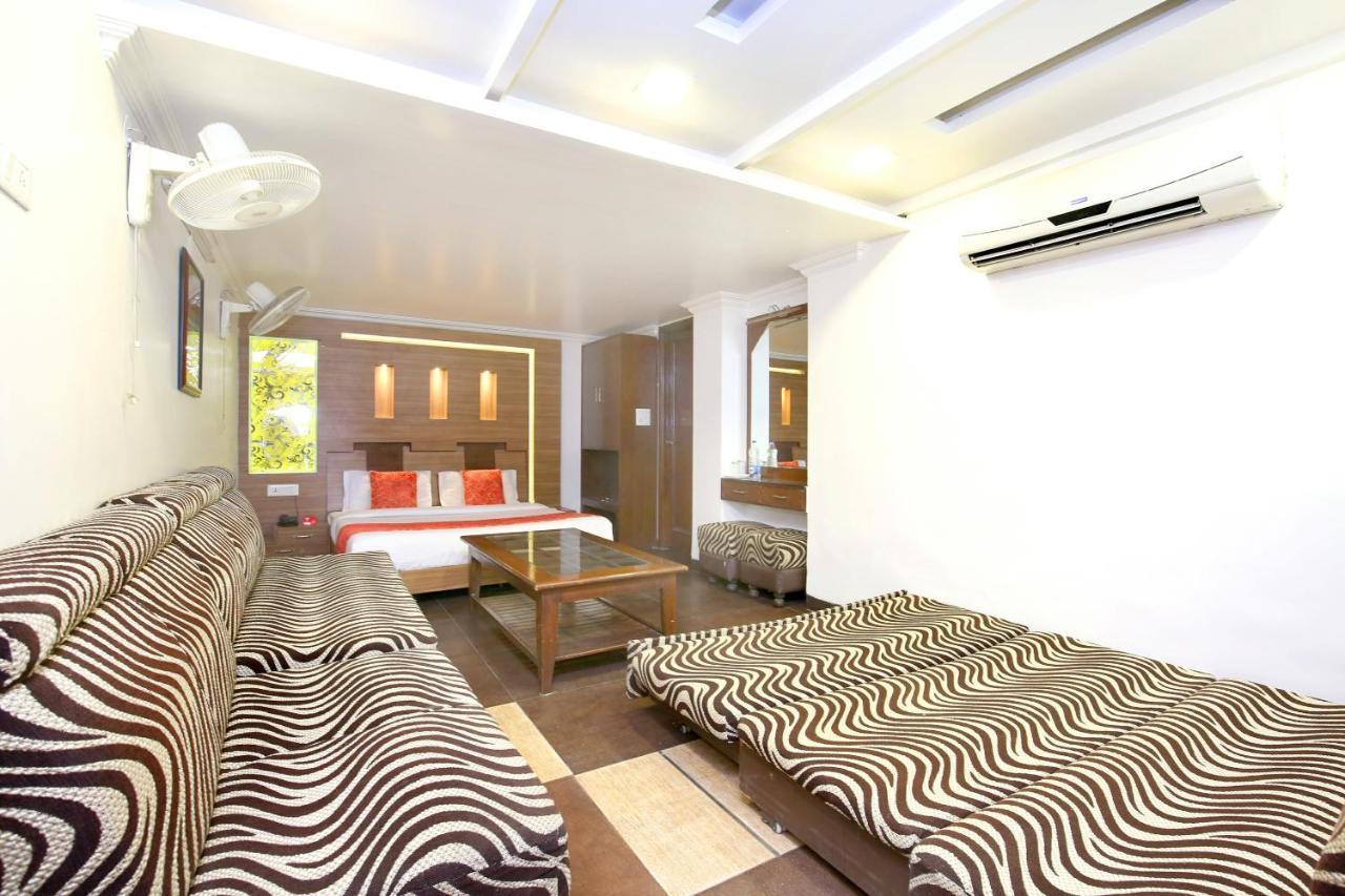 Oyo 14555 Kay Aar Regency Hotel